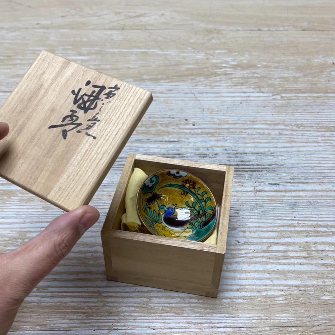 瓷片9**7密密麻麻地排列着一个大