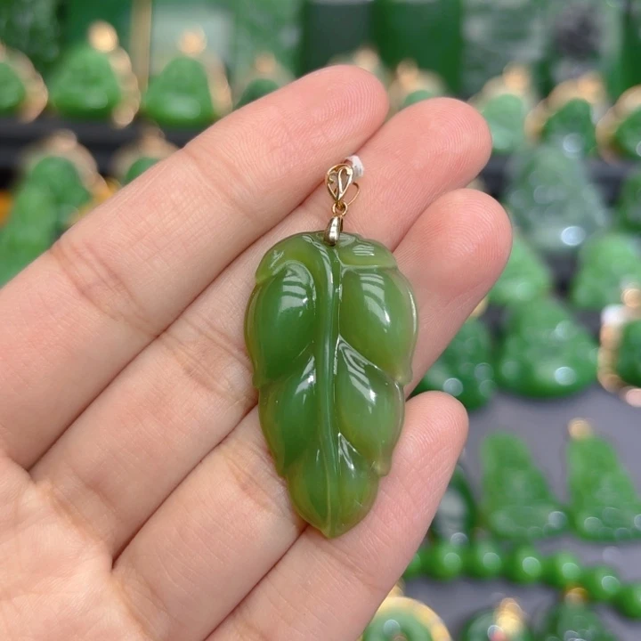 颈饰18K金镶嵌和田玉（碧玉）