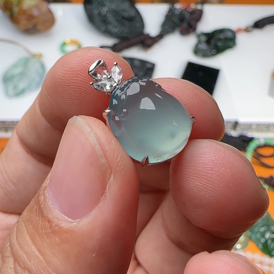 翡翠18K金镶嵌颈饰天空蓝金蟾吊坠