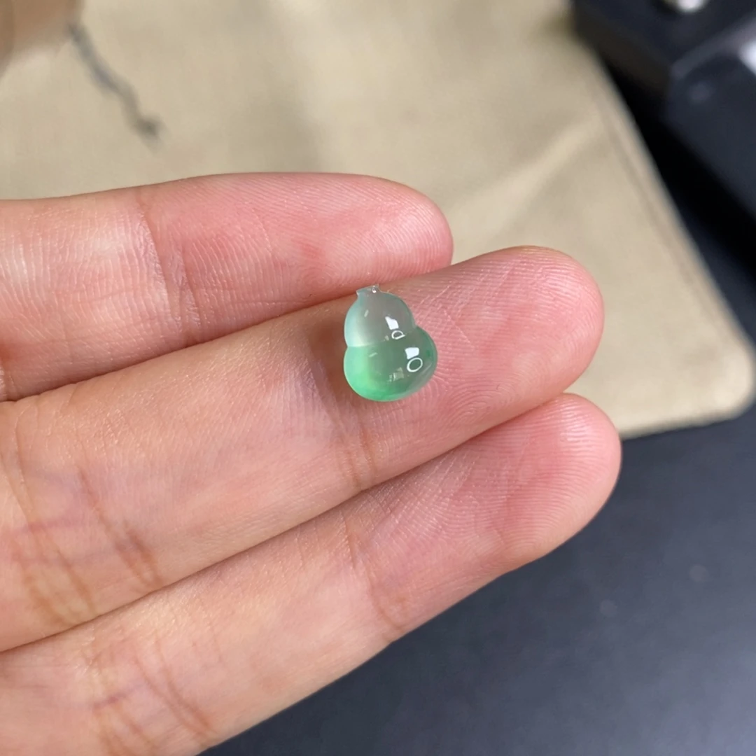 翡翠未镶嵌颈饰葫芦缅料