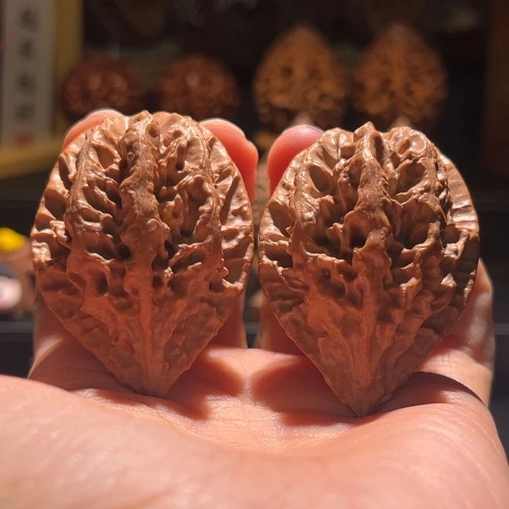 文玩核桃吊坠凹底龙脊85