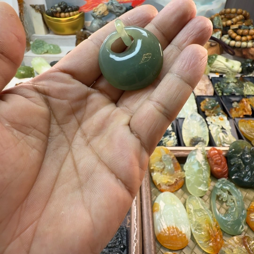 蛇纹石玉未镶嵌颈饰