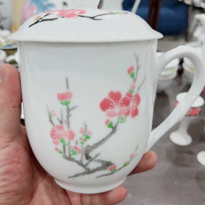 杯釉下五彩的瓷器和瓷器