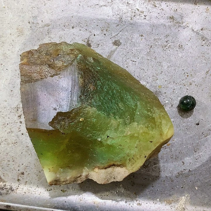 未镶嵌蛇纹石玉珠宝奇石