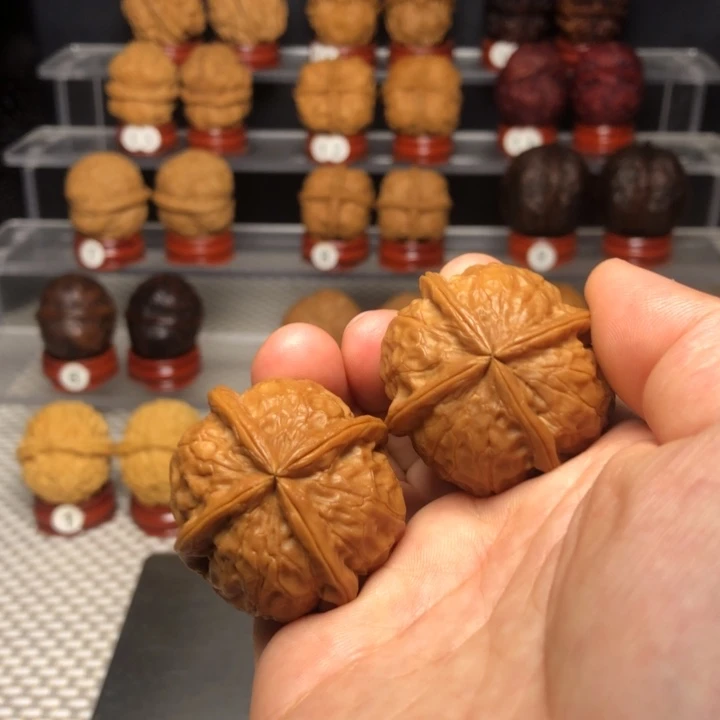 文玩核桃把件48金龙抱玺