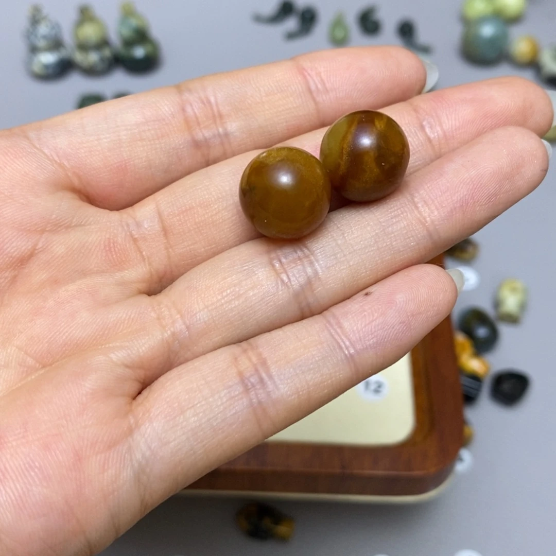 蛇纹石玉合金配饰少****?