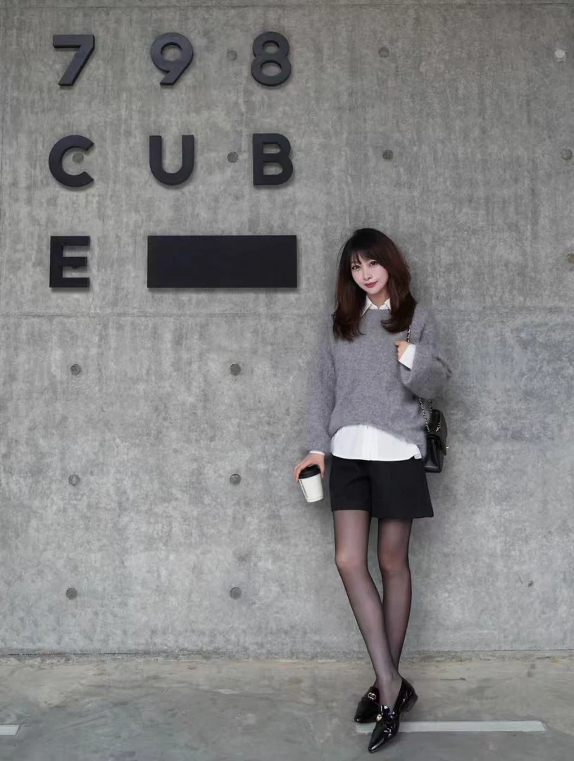 2025秋季新款韩系灰色圆领针织衫白色长袖衬衫百搭黑色短裤套装