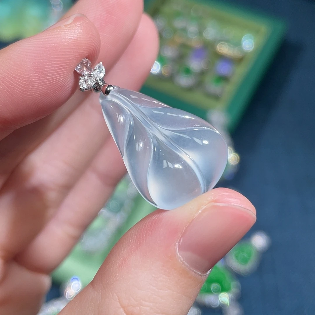 翡翠18K金镶嵌颈饰冰叶子