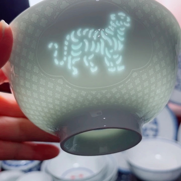 青花玲珑5寸饭碗生肖。虎