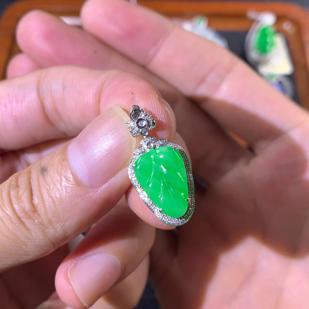 颈饰18K金镶嵌翡翠翡翠