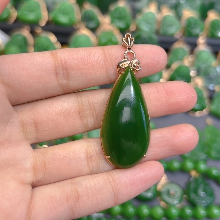 颈饰18K金镶嵌和田玉（碧玉）