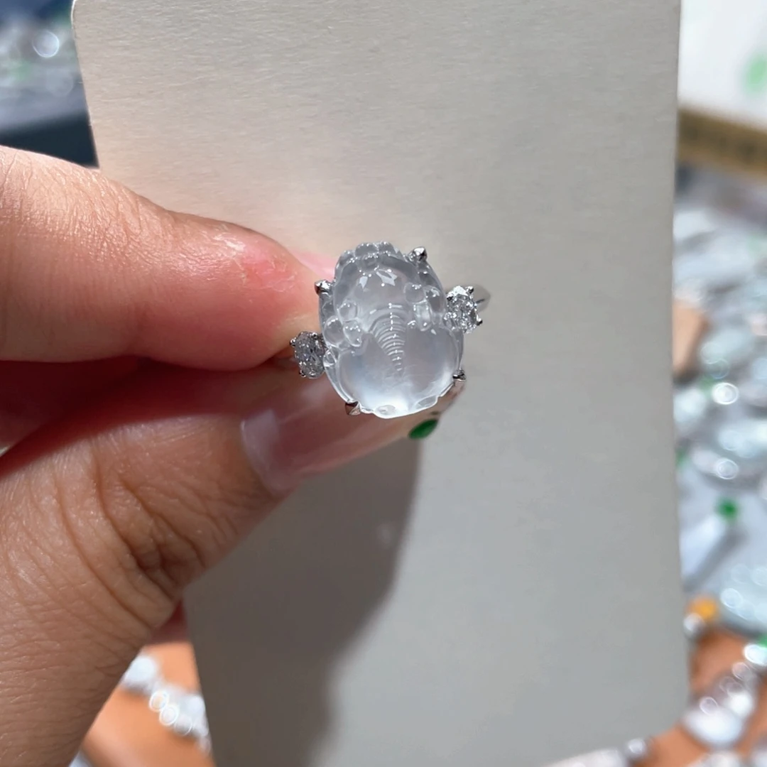 翡翠18K金镶嵌颈饰貔貅