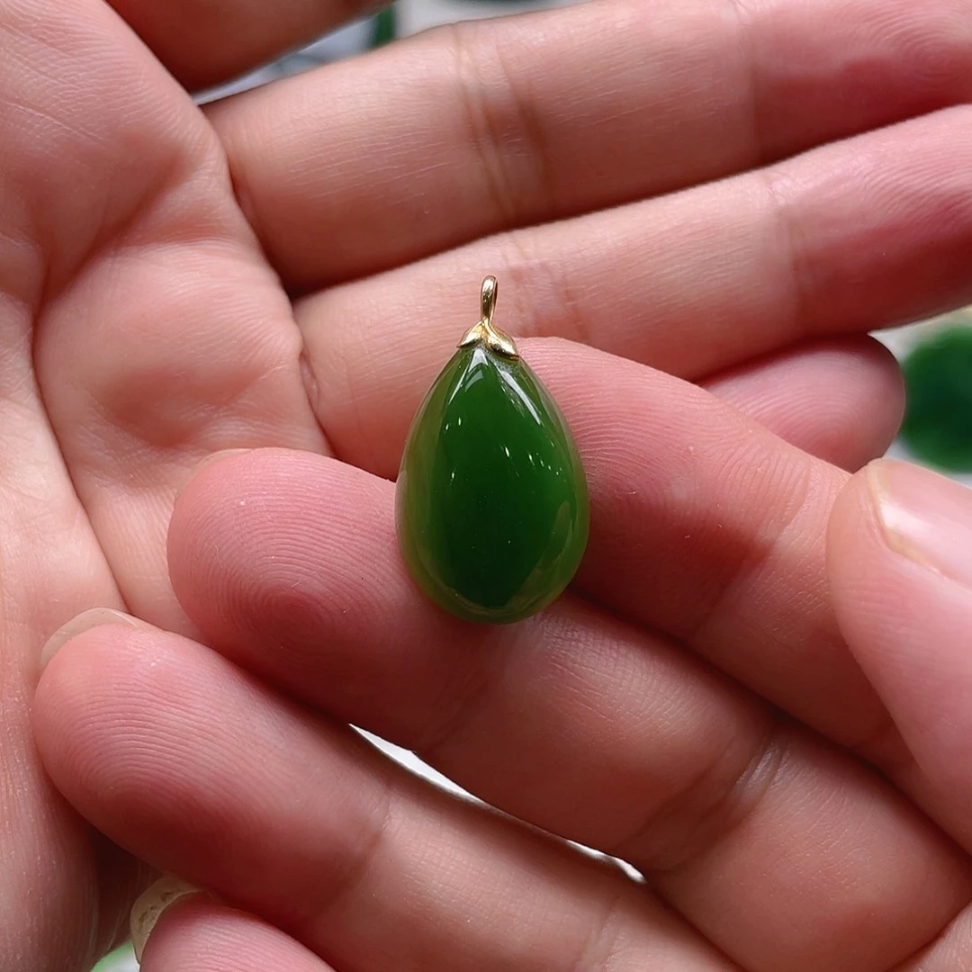 颈饰18K金镶嵌和田玉（碧玉）