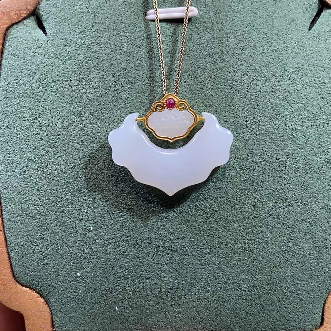 和田玉18K金镶嵌颈饰