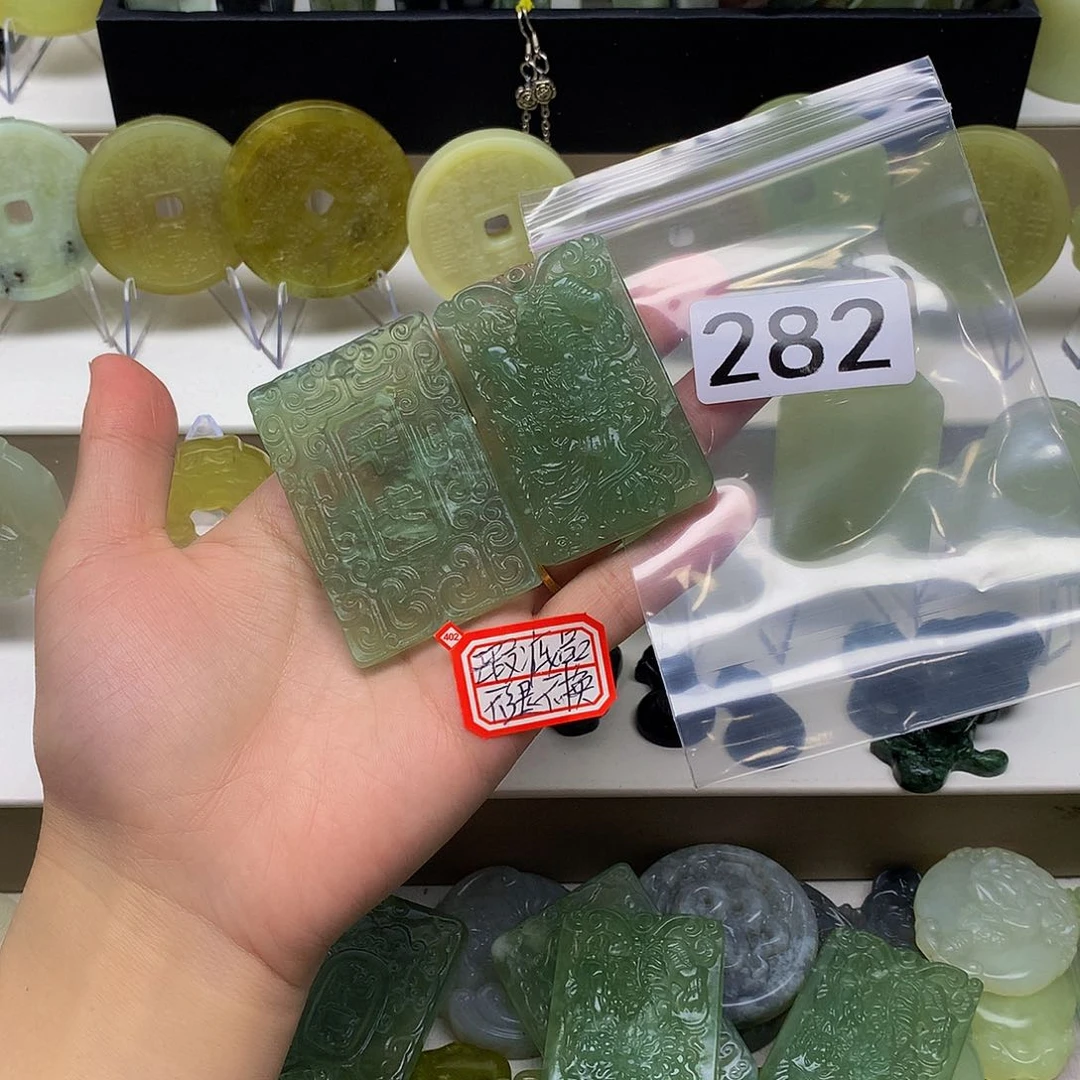 蛇纹石玉颈饰未镶嵌山**北