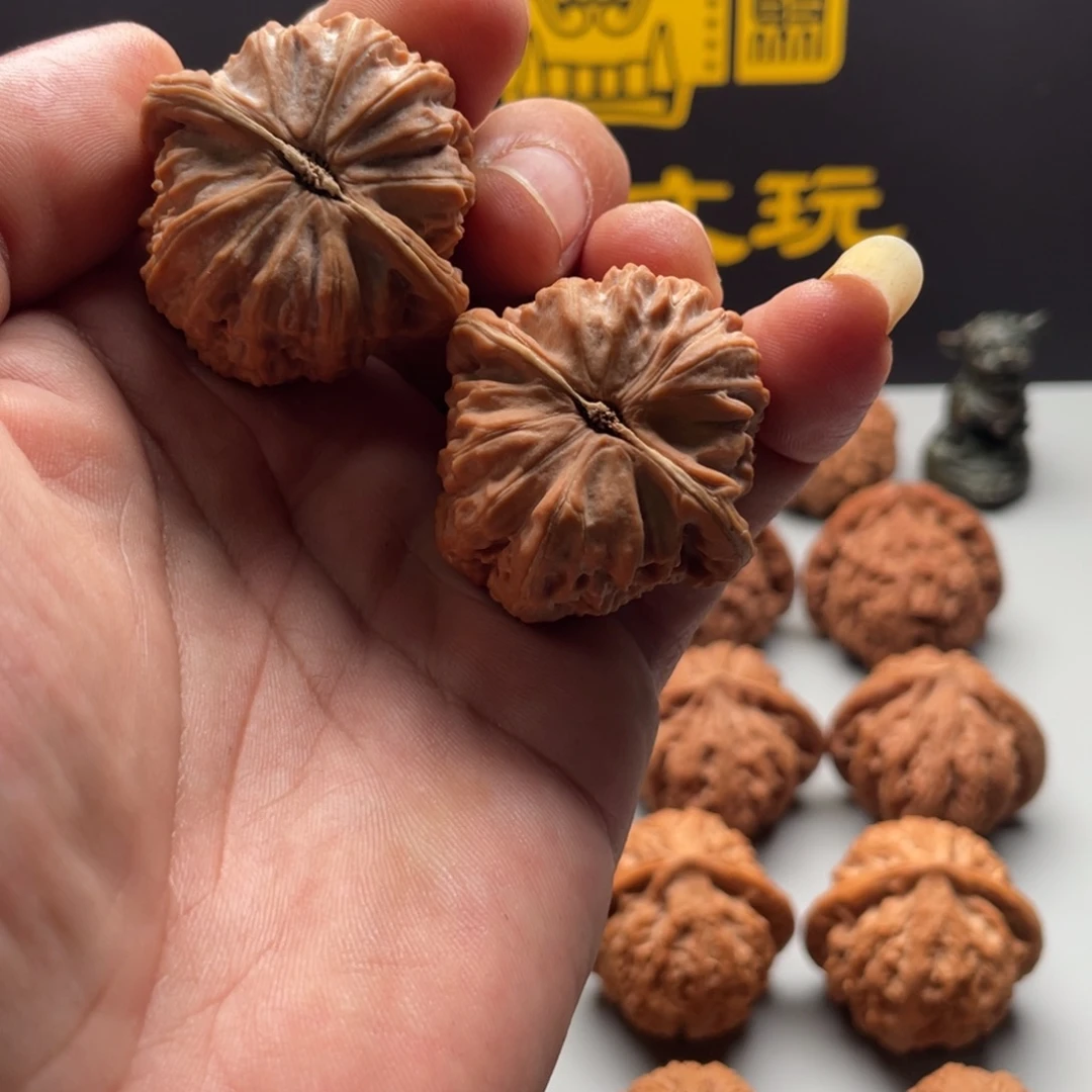 文玩核桃吊坠白狮子37