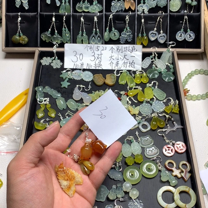 ****娃蛇纹石玉合金耳钉