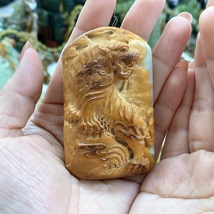 颈饰未镶嵌透闪石质玉