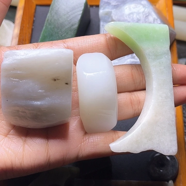 和田玉（糖玉）笔搁未镶嵌迦**生