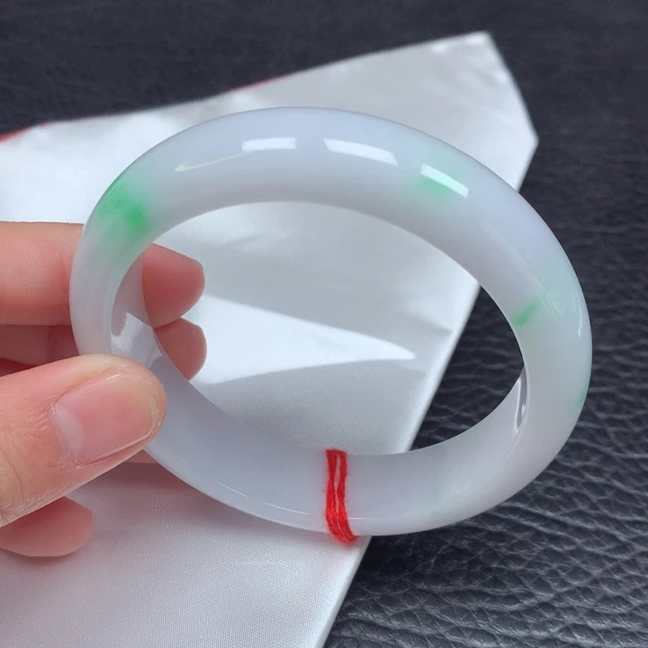 翡翠手镯未镶嵌。