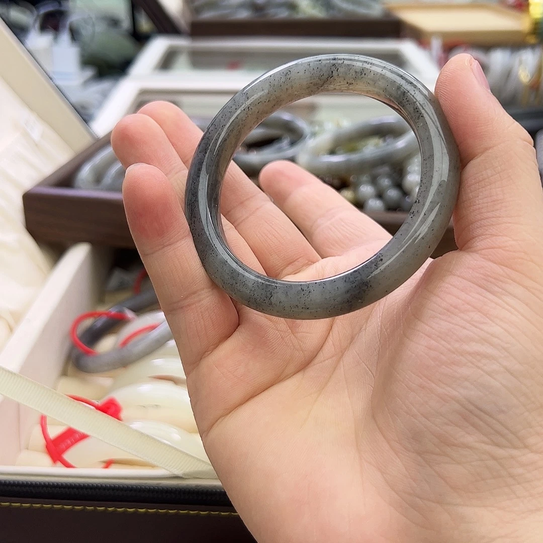 一***光和田玉未镶嵌手镯