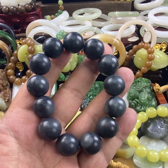 和田玉颈饰未镶嵌小**人