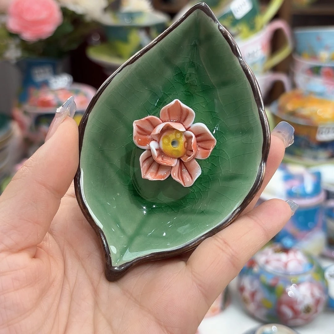 瓷片在这部影片当中饰上黑色或红色