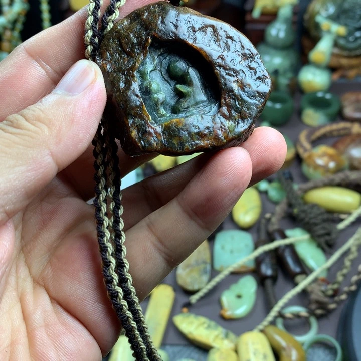 吊坠(赠链)未镶嵌岫岩河磨玉(透闪石质玉)