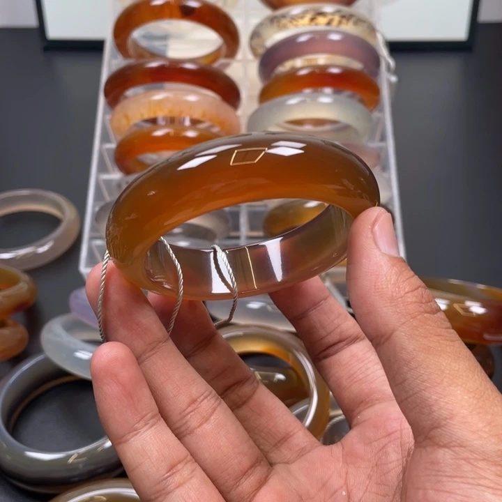 蝶***采玛瑙/玉髓未镶嵌手镯