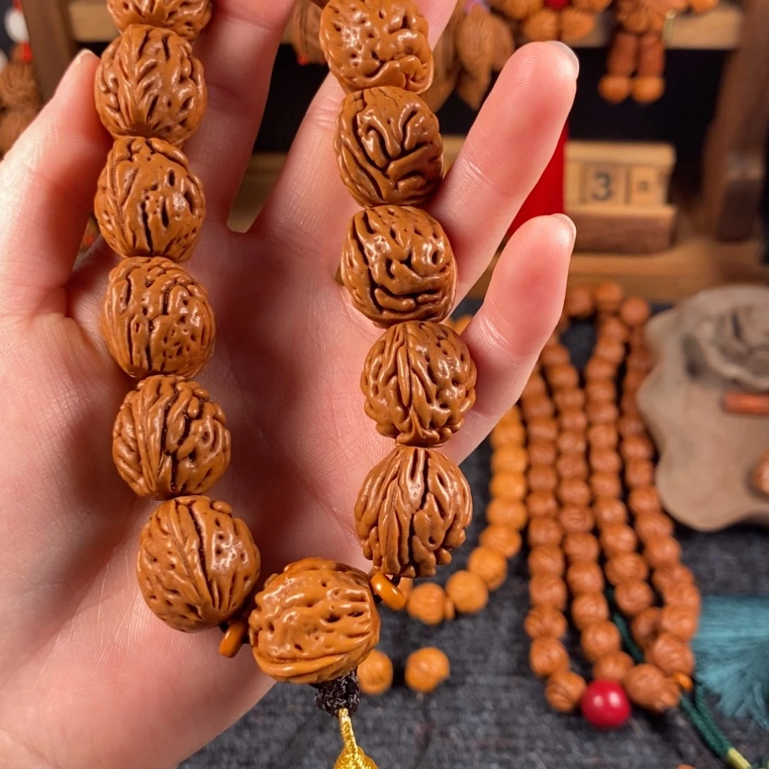 吊坠桃核桃枭手持