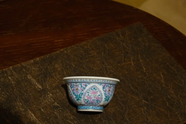 冉月观隐斗彩火纹缠枝莲压手杯