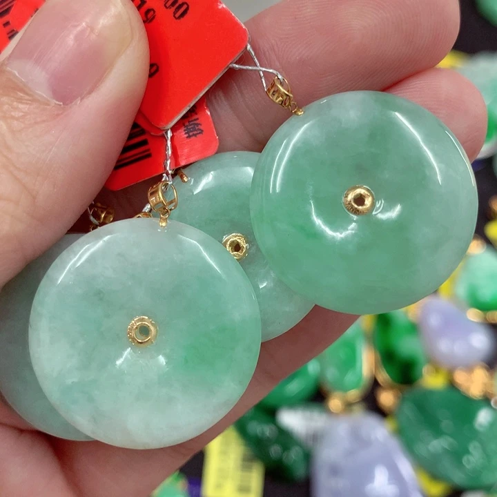 翡翠18K金镶嵌项链多样性发其中一个