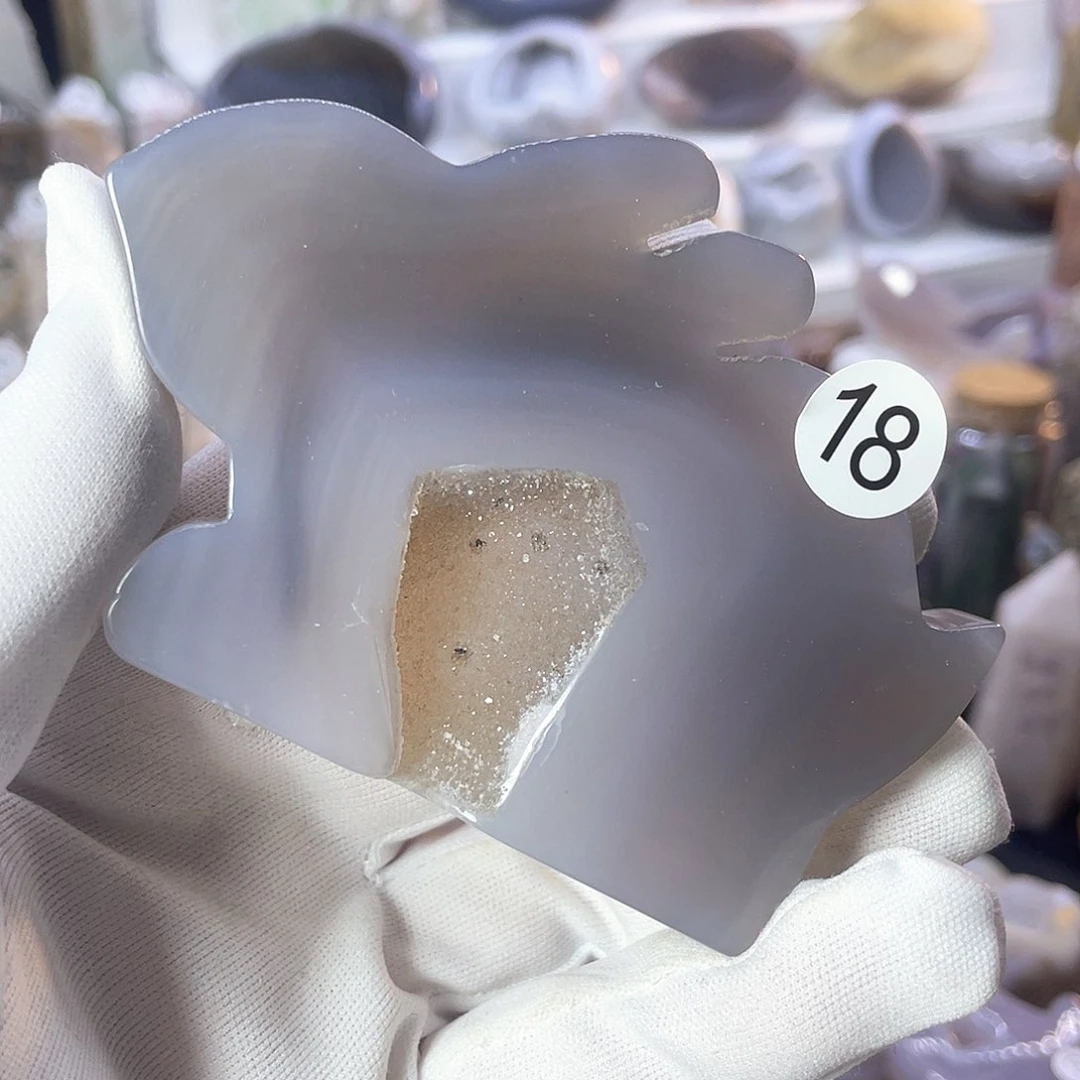 水晶码瑙晶洞小兔儿未镶嵌