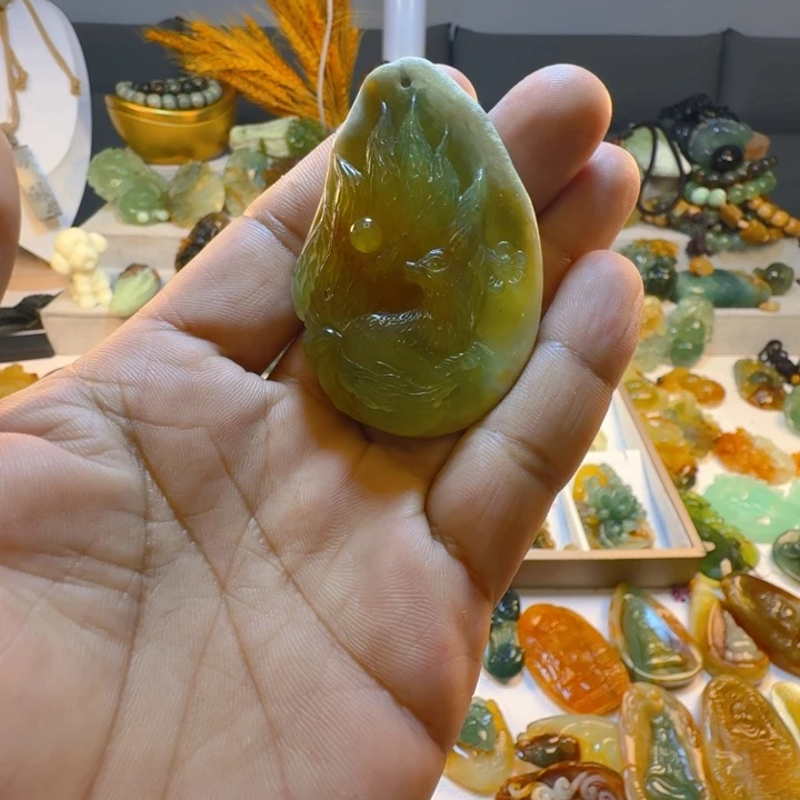 蛇纹石玉未镶嵌颈饰