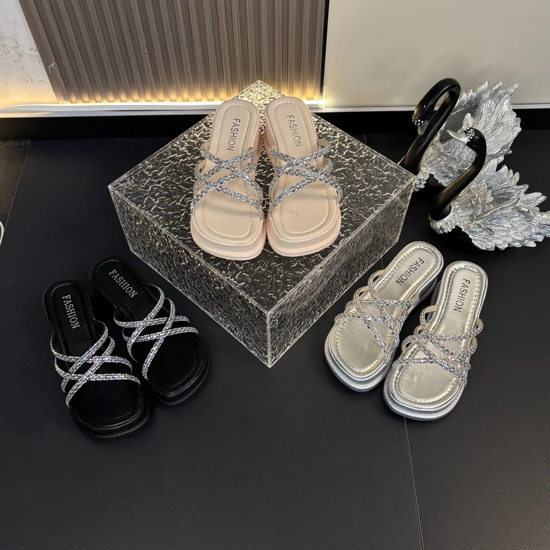 2025年夏季时尚简约软底外穿厚底仙女风交叉水钻网红坡跟露趾拖鞋