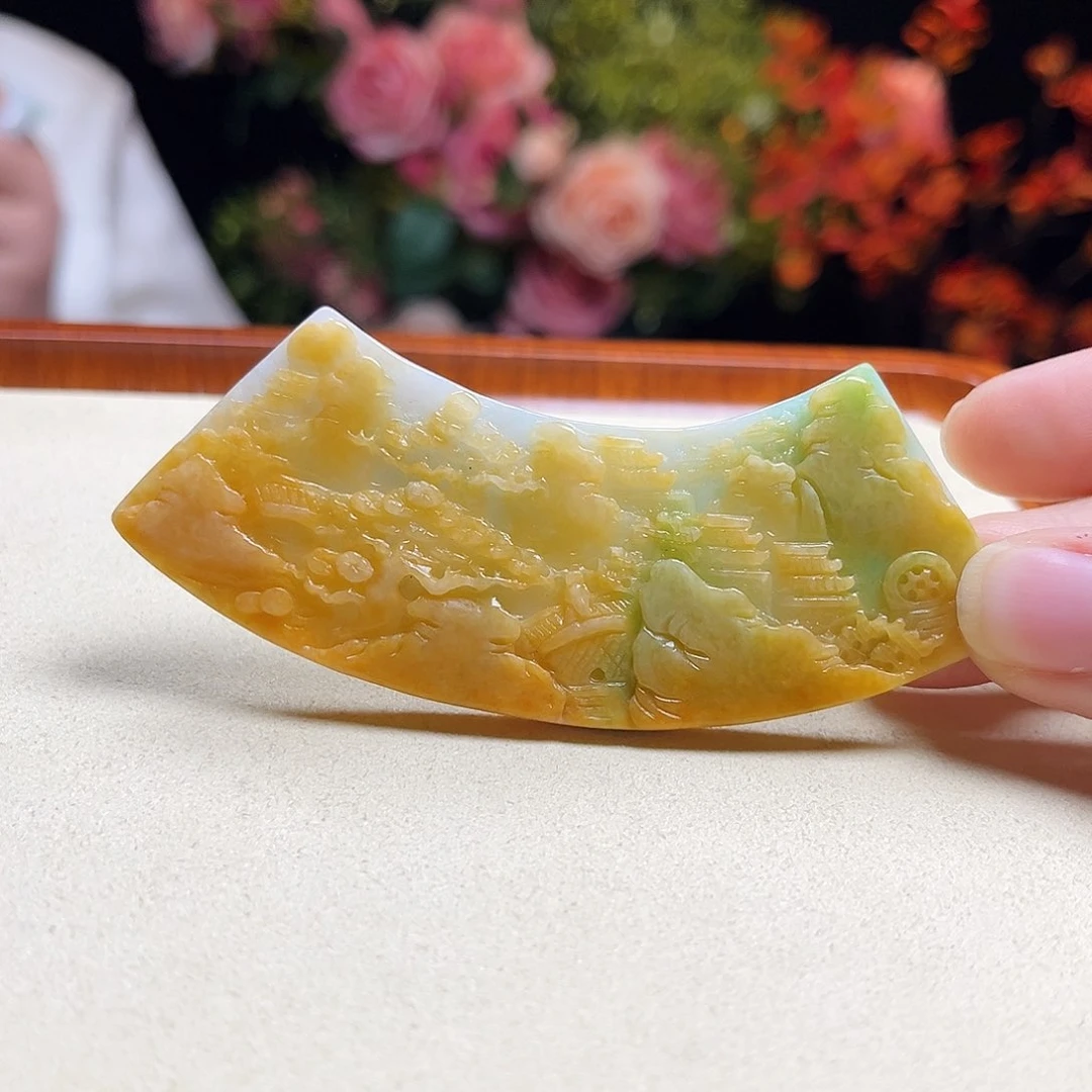 翡翠颈饰未镶嵌山水黄绿弯弯