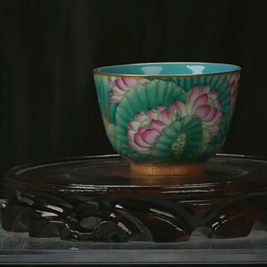 Y内松石绿釉外粉彩荷叶莲花纹杯