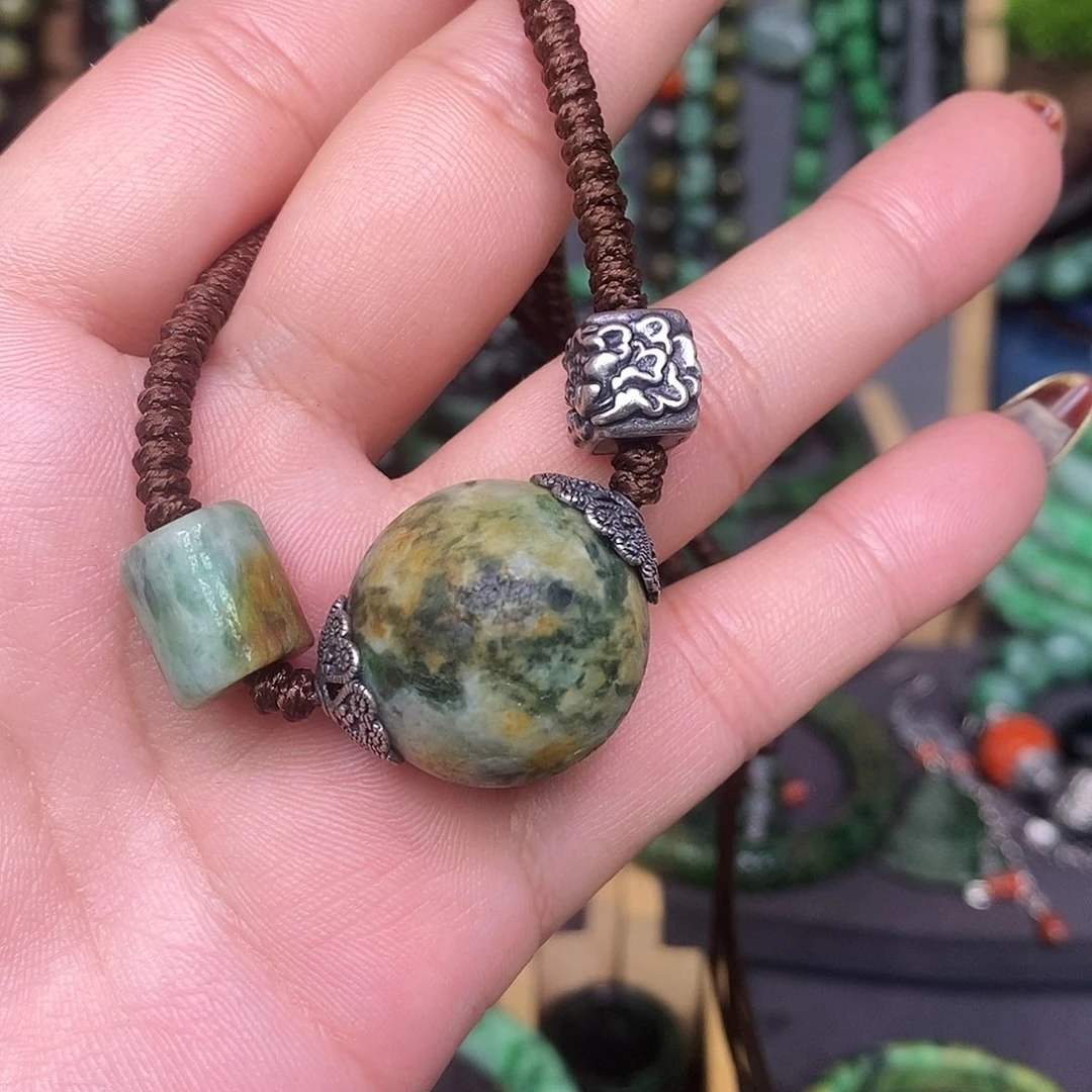 颈饰未镶嵌翡翠黄****村漂亮美眉