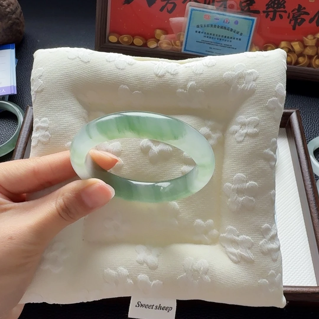 歪***猫石英质玉未镶嵌手镯