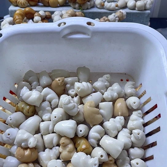 白玉菩提吊坠微瑕象牙果土拨鼠十颗