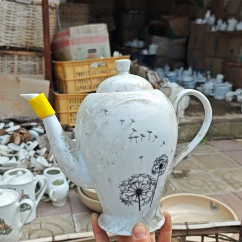 库存微瑕多孔茶壶一个