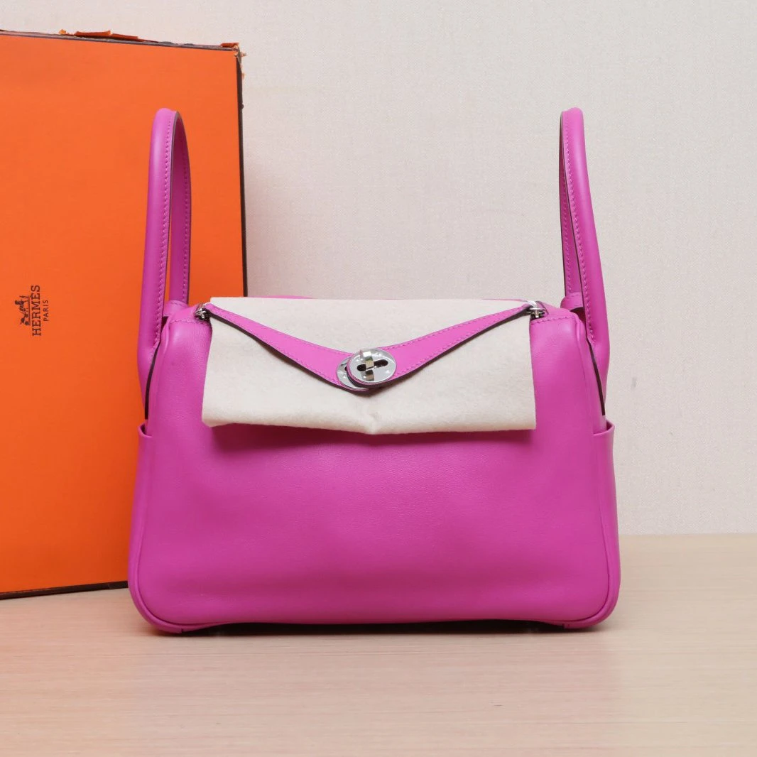 95新 Hermes/爱马仕 黑黑Lindy 26 9I玉兰粉 Swift皮 C刻 银扣