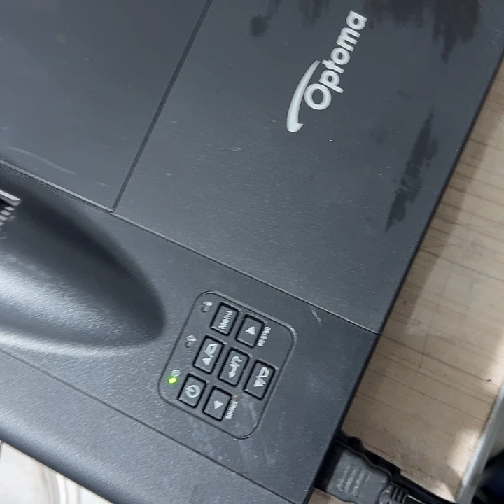 8新投影仪一台 没有线材 包邮