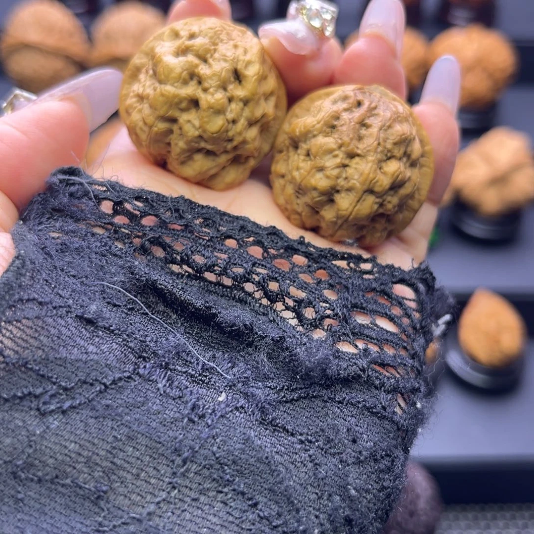 文玩核桃吊坠血舍利