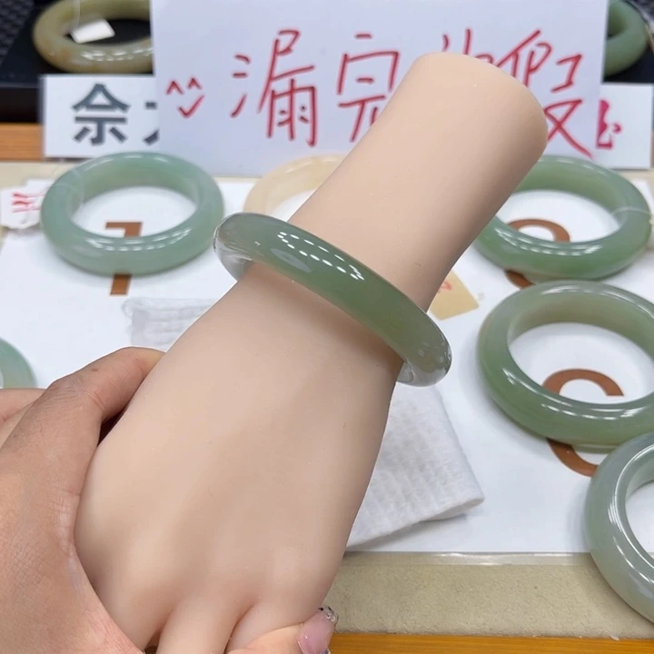 石英质玉手镯未镶嵌小*果