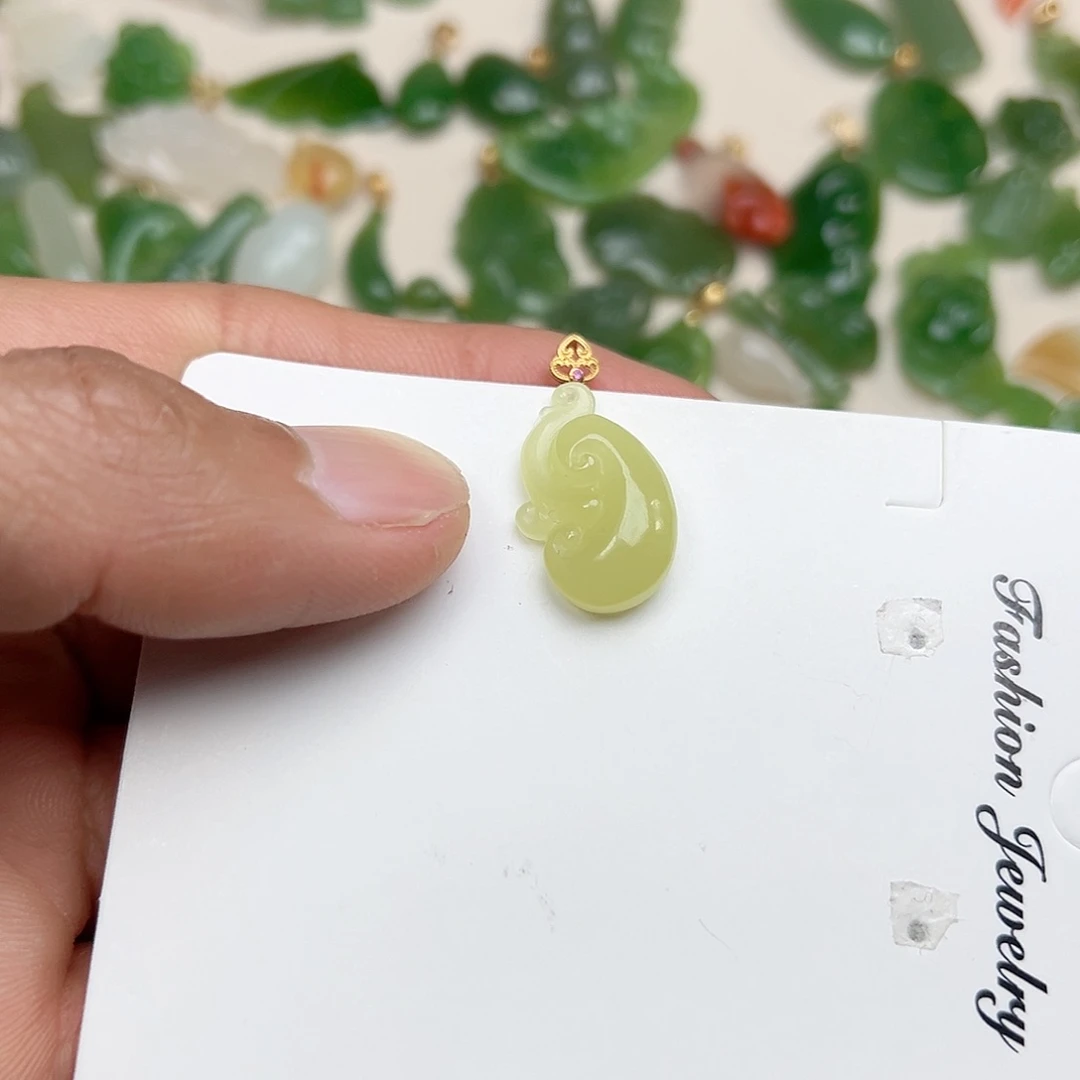 和田玉18K金镶嵌玉坠柿**心