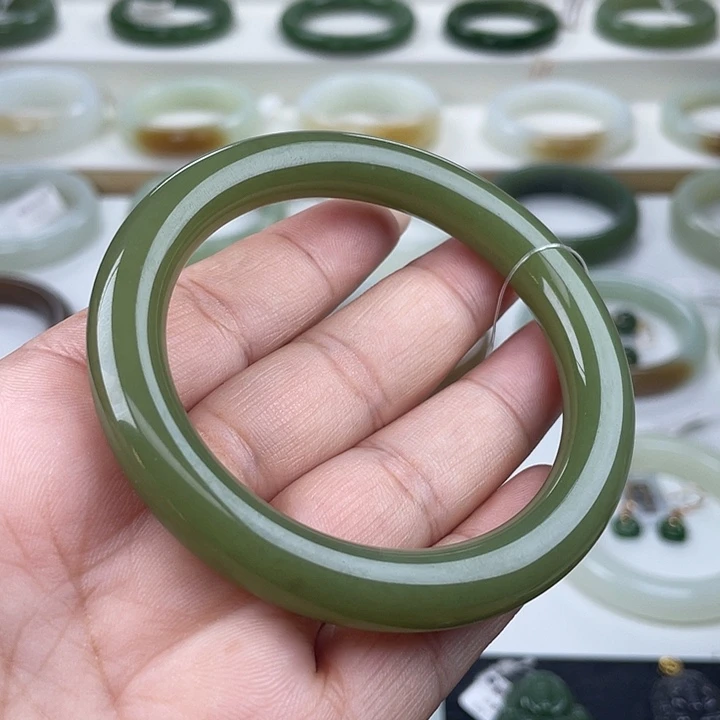 和田玉未镶嵌手镯