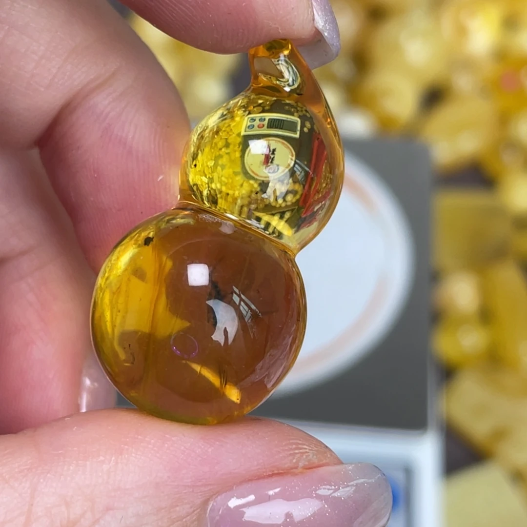 未镶嵌琥珀裸石微瑕241