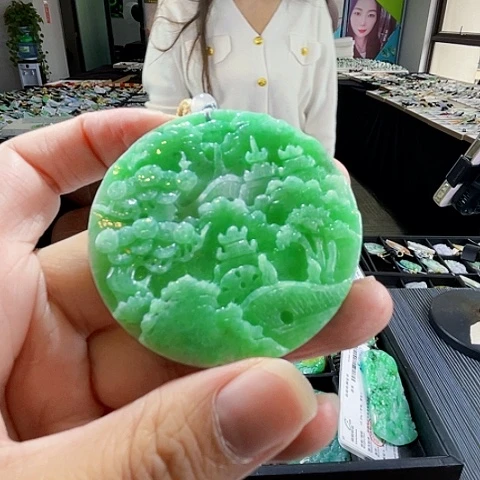 翡翠未镶嵌颈饰一个