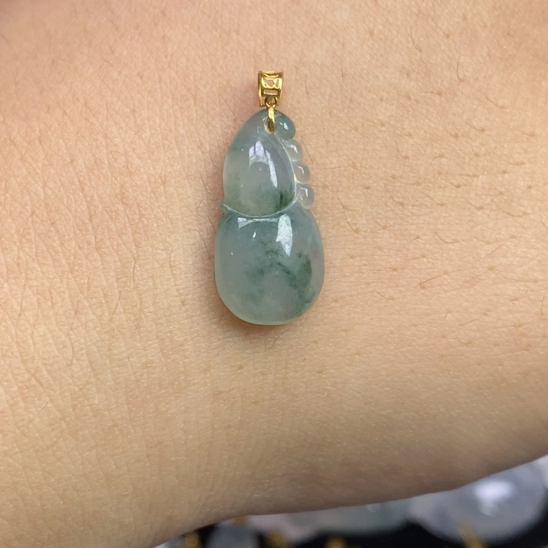 翡翠18K金镶嵌颈饰葫芦